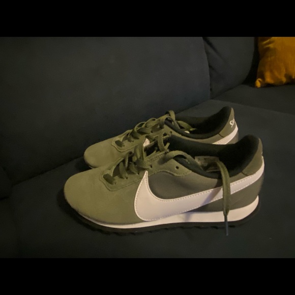 Olive green Nike size 10 sneakers - Picture 3 of 6